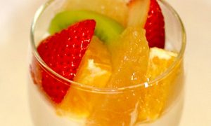 フルーツたっぷり、豆乳を使ったオリジナル杏仁豆腐　￥680